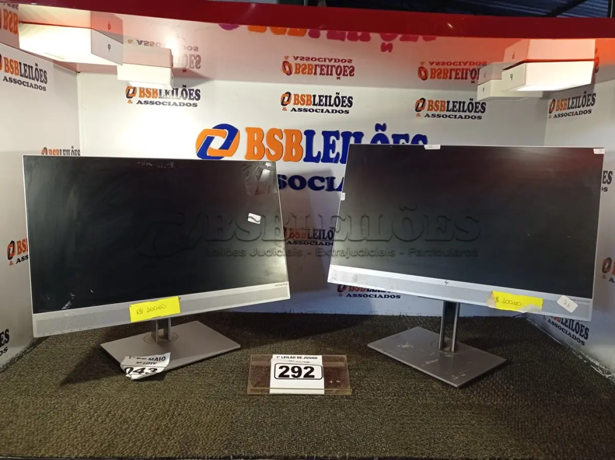 LOTE 292 - 02 MONITORES MARCA HP COM AVARIAS. (LIGANDO MAS COM A TELA QUEBRADA)(NO ESTADO) ATENÇÃO! FAZER A VISITAÇÃO ANTES DE ARREMATAR, NÃO SABEMOS SE FUNCIONA. LEILÃO NÃO TEM GARANTIA E NEM DEVOLUÇÃO, SUJEITO A POSSÍVEIS AVARIAS VISÍVEIS/OCULTAS E/OU AUSÊNCIA DE COMPONENTES.