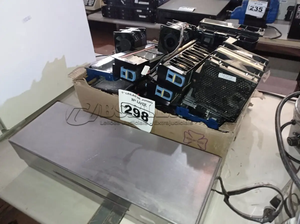 LOTE 298 - 01 LOTE COM VÁRIOS COOLERS PARA SERVIDOR E 01 CAIXA ELETRÔNICO. (NO ESTADO) ATENÇÃO! FAZER A VISITAÇÃO ANTES DE ARREMATAR, NÃO SABEMOS SE FUNCIONA. LEILÃO NÃO TEM GARANTIA E NEM DEVOLUÇÃO, SUJEITO A POSSÍVEIS AVARIAS VISÍVEIS/OCULTAS E/OU AUSÊNCIA DE COMPONENTES.