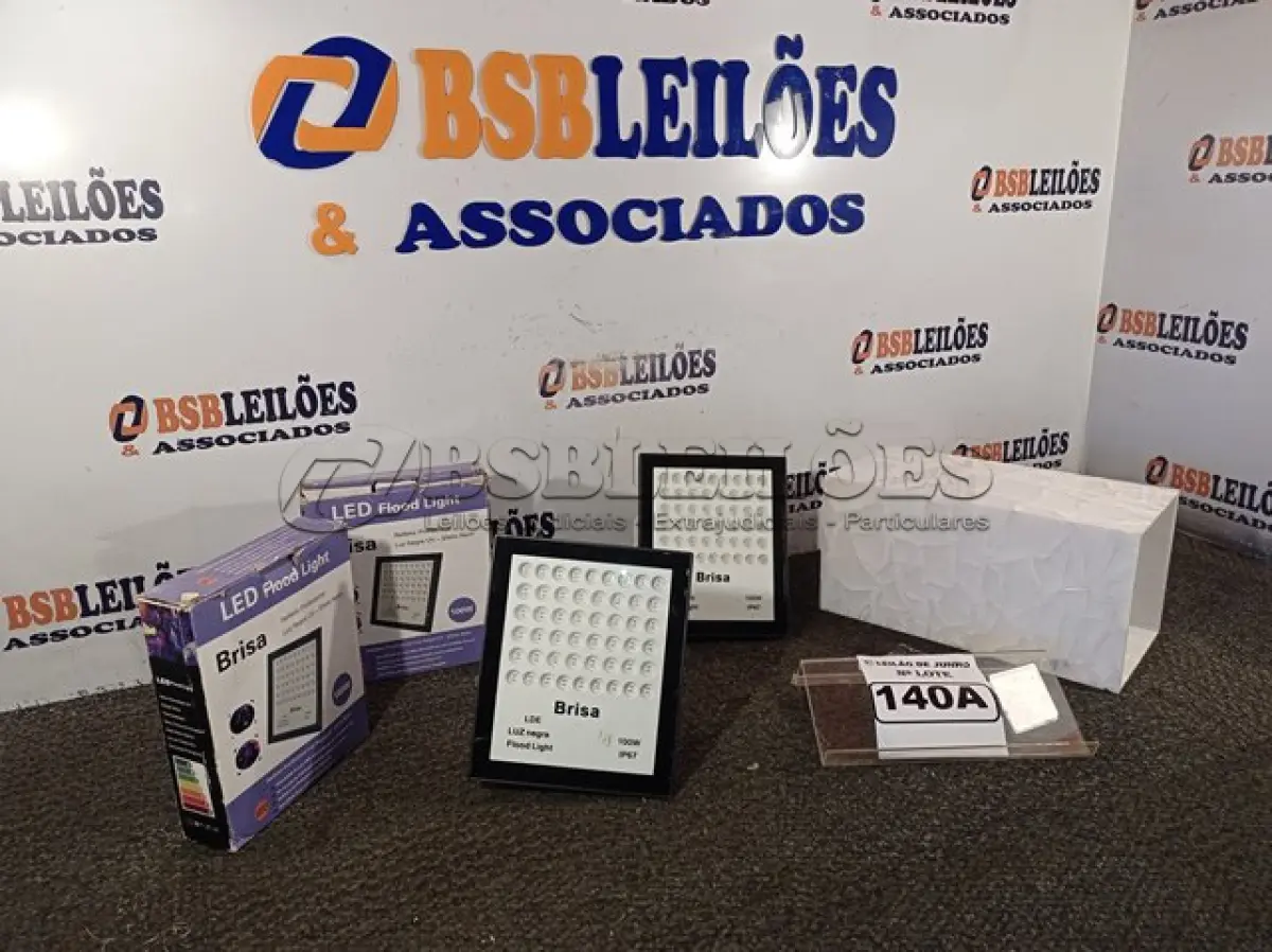 LOTE 140 - 01 KIT COM 02 REFLETORES DE LUZ NEON E 01 LUSTRE DE ACRÍLICO COM LÂMPADA. (NO ESTADO) ATENÇÃO! FAZER A VISITAÇÃO ANTES DE ARREMATAR, NÃO SABEMOS SE FUNCIONA. LEILÃO NÃO TEM GARANTIA E NEM DEVOLUÇÃO, SUJEITO A POSSÍVEIS AVARIAS VISÍVEIS/OCULTAS E/OU AUSÊNCIA DE COMPONENTES.