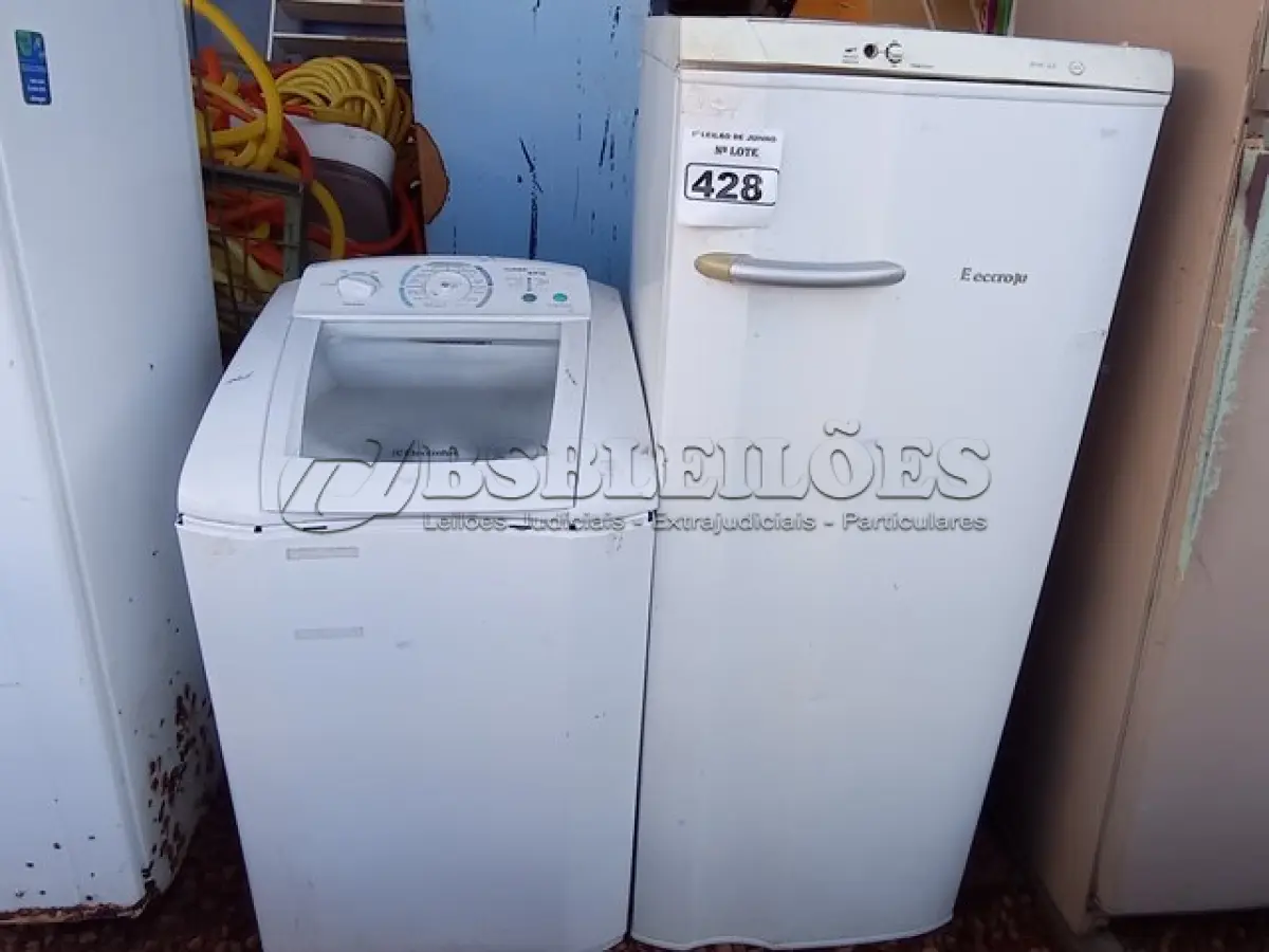 LOTE 428 - 01 MÁQUINA DE LAVAR E 01 GELADEIRA MARCA ELETROLUX PARA RETIRADA DE PEÇAS.(NO ESTADO) ATENÇÃO! FAZER A VISITAÇÃO ANTES DE ARREMATAR, NÃO SABEMOS SE FUNCIONA. LEILÃO NÃO TEM GARANTIA E NEM DEVOLUÇÃO, SUJEITO A POSSÍVEIS AVARIAS VISÍVEIS/OCULTAS E/OU AUSÊNCIA DE COMPONENTES.