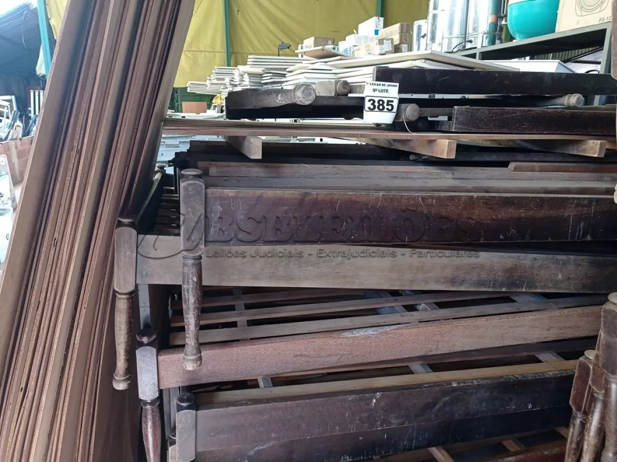 LOTE 385 - 01 LOTE COM GRANDE QUANTIDADE DE CAMAS DE SOLTEIRO EM IMBUIA SEM COLCHÃO. (NO ESTADO) ATENÇÃO! FAZER A VISITAÇÃO ANTES DE ARREMATAR, NÃO SABEMOS SE FUNCIONA. LEILÃO NÃO TEM GARANTIA E NEM DEVOLUÇÃO, SUJEITO A POSSÍVEIS AVARIAS VISÍVEIS/OCULTAS E/OU AUSÊNCIA DE COMPONENTES.