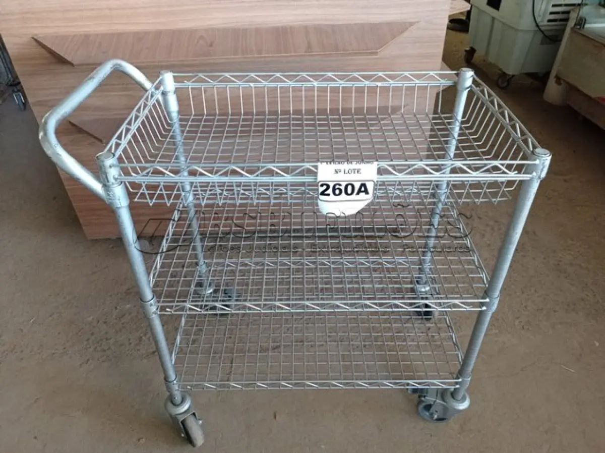 LOTE 260 - 01 CARRINHO PARA COPA COM 03 BANDEJAS E RODINHAS. (NO ESTADO) ATENÇÃO! FAZER A VISITAÇÃO ANTES DE ARREMATAR, NÃO SABEMOS SE FUNCIONA. LEILÃO NÃO TEM GARANTIA E NEM DEVOLUÇÃO, SUJEITO A POSSÍVEIS AVARIAS VISÍVEIS/OCULTAS E/OU AUSÊNCIA DE COMPONENTES.