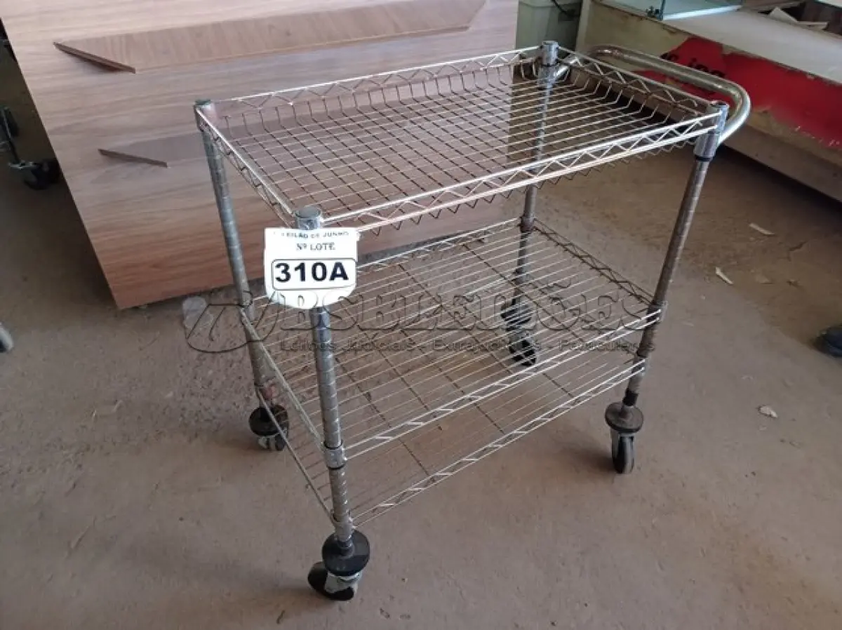 LOTE 310 - 01 CARRINHO PARA COPA COM 03 BANDEJAS E RODINHAS. (NO ESTADO) ATENÇÃO! FAZER A VISITAÇÃO ANTES DE ARREMATAR, NÃO SABEMOS SE FUNCIONA. LEILÃO NÃO TEM GARANTIA E NEM DEVOLUÇÃO, SUJEITO A POSSÍVEIS AVARIAS VISÍVEIS/OCULTAS E/OU AUSÊNCIA DE COMPONENTES.