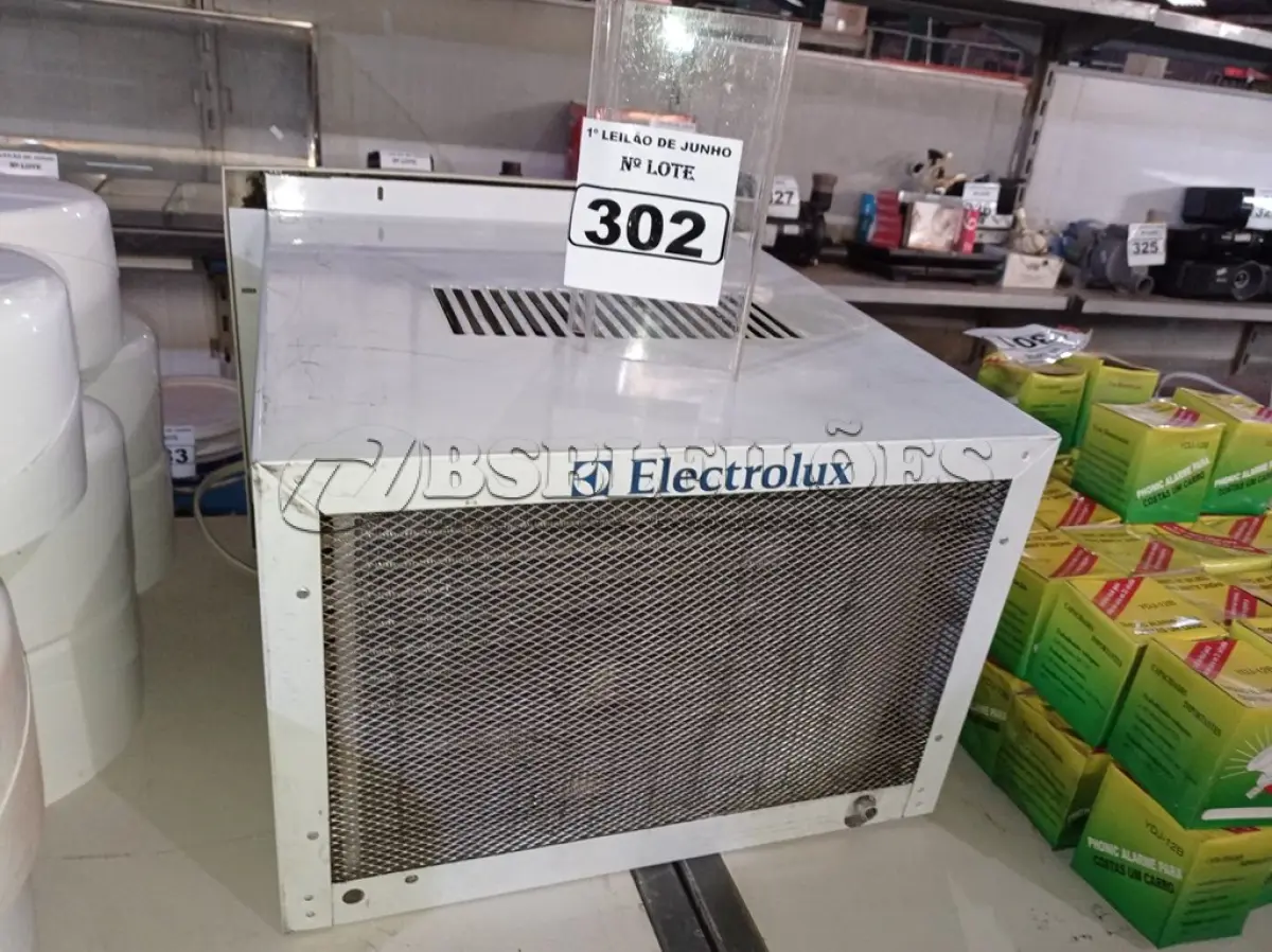 LOTE 302 - 01 APARELHO DE AR CONDICIONADO DE EMBUTIR MARCA ELECTROLUX. (NO ESTADO) ATENÇÃO! FAZER A VISITAÇÃO ANTES DE ARREMATAR, NÃO SABEMOS SE FUNCIONA. LEILÃO NÃO TEM GARANTIA E NEM DEVOLUÇÃO, SUJEITO A POSSÍVEIS AVARIAS VISÍVEIS/OCULTAS E/OU AUSÊNCIA DE COMPONENTES.