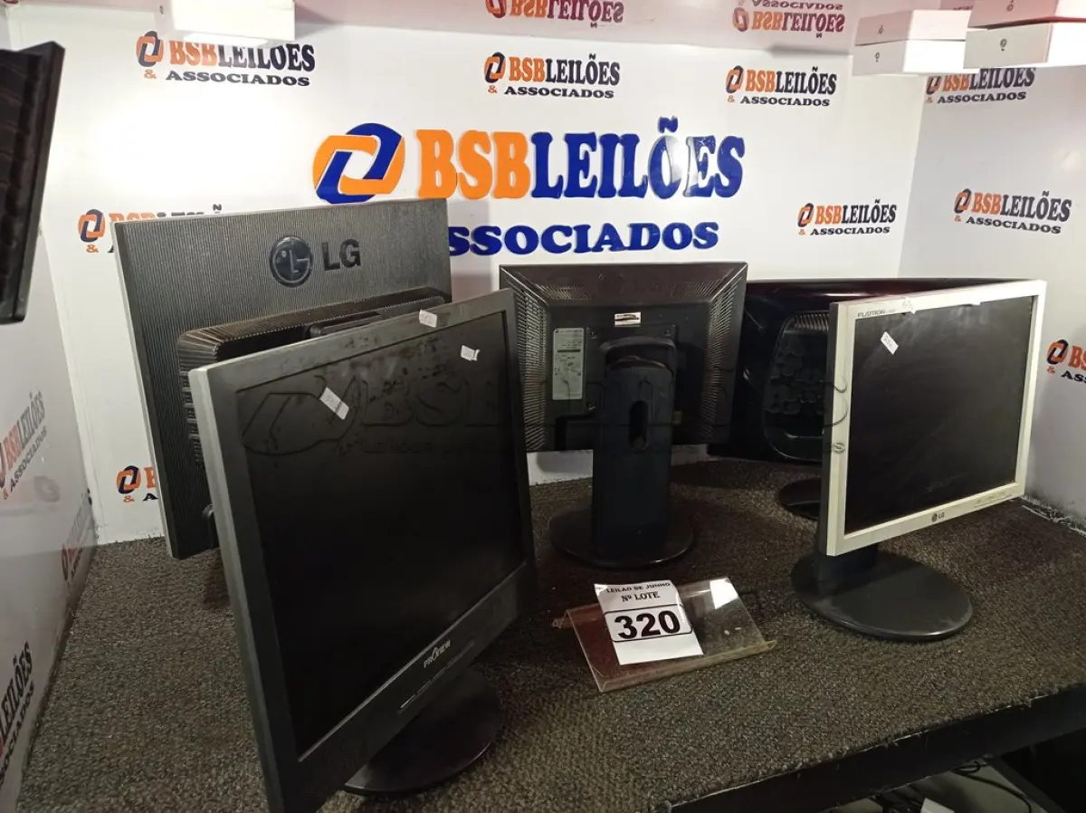LOTE 320 - 05 MONITORES LCD MARCAS E MODELOS DIVERSOS COM AVARIAS. (NO ESTADO) ATENÇÃO! FAZER A VISITAÇÃO ANTES DE ARREMATAR, NÃO SABEMOS SE FUNCIONA. LEILÃO NÃO TEM GARANTIA E NEM DEVOLUÇÃO, SUJEITO A POSSÍVEIS AVARIAS VISÍVEIS/OCULTAS E/OU AUSÊNCIA DE COMPONENTES.