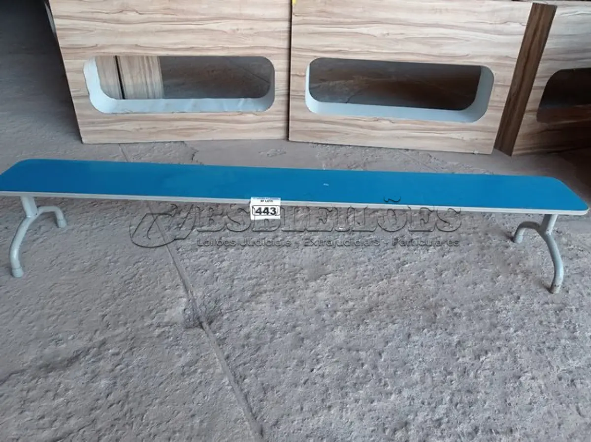 LOTE 443 - 01 BANCO NA COR AZUL. (NO ESTADO) ATENÇÃO! FAZER A VISITAÇÃO ANTES DE ARREMATAR, NÃO SABEMOS SE FUNCIONA. LEILÃO NÃO TEM GARANTIA E NEM DEVOLUÇÃO, SUJEITO A POSSÍVEIS AVARIAS VISÍVEIS/OCULTAS E/OU AUSÊNCIA DE COMPONENTES.