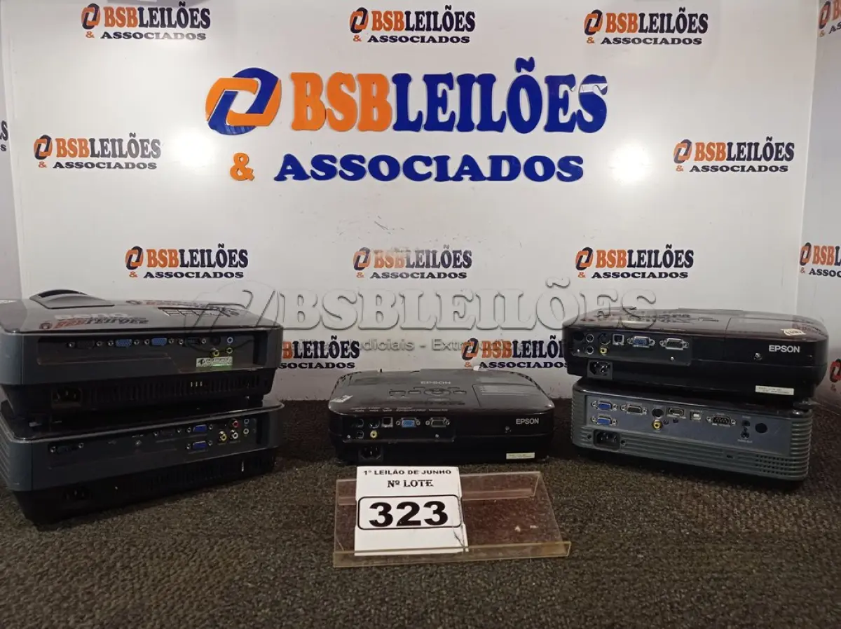 LOTE 323 - 05 PROJETORES MULTIMIDIA MARCAS E MODELOS DIVERSOS. (NO ESTADO) ATENÇÃO! FAZER A VISITAÇÃO ANTES DE ARREMATAR, NÃO SABEMOS SE FUNCIONA. LEILÃO NÃO TEM GARANTIA E NEM DEVOLUÇÃO, SUJEITO A POSSÍVEIS AVARIAS VISÍVEIS/OCULTAS E/OU AUSÊNCIA DE COMPONENTES.