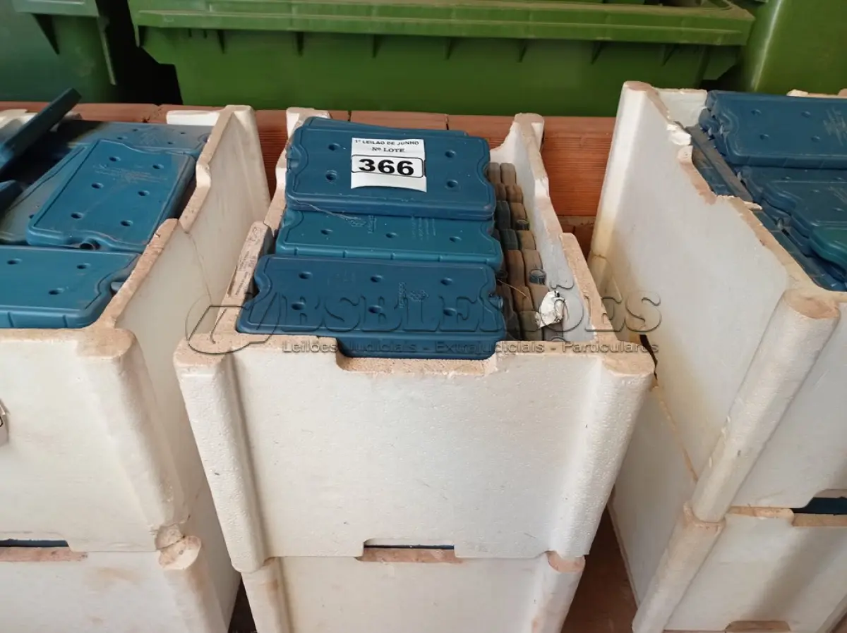 LOTE 366 - 01 LOTE COM GRANDE QUANTIDADE DE PLACAS PARA FAZER GELO RÍGIDO REUTILIZÁVEL. (NO ESTADO) ATENÇÃO! FAZER A VISITAÇÃO ANTES DE ARREMATAR, NÃO SABEMOS SE FUNCIONA. LEILÃO NÃO TEM GARANTIA E NEM DEVOLUÇÃO, SUJEITO A POSSÍVEIS AVARIAS VISÍVEIS/OCULTAS E/OU AUSÊNCIA DE COMPONENTES.
