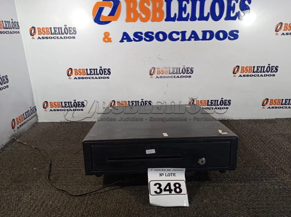 LOTE 348 - 01 CAIXA REGISTRADORA PARA DINHEIRO MANUAL. (NO ESTADO) ATENÇÃO! FAZER A VISITAÇÃO ANTES DE ARREMATAR, NÃO SABEMOS SE FUNCIONA. LEILÃO NÃO TEM GARANTIA E NEM DEVOLUÇÃO, SUJEITO A POSSÍVEIS AVARIAS VISÍVEIS/OCULTAS E/OU AUSÊNCIA DE COMPONENTES.