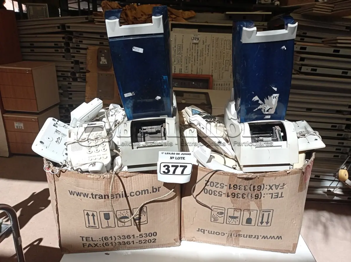 LOTE 377 - 01 LOTE COM VÁRIOS APARELHOS TELEFÔNICOS E 02 SUCATAS DE IMPRESSORA DE CARTÃO. (NO ESTADO) ATENÇÃO! FAZER A VISITAÇÃO ANTES DE ARREMATAR, NÃO SABEMOS SE FUNCIONA. LEILÃO NÃO TEM GARANTIA E NEM DEVOLUÇÃO, SUJEITO A POSSÍVEIS AVARIAS VISÍVEIS/OCULTAS E/OU AUSÊNCIA DE COMPONENTES.