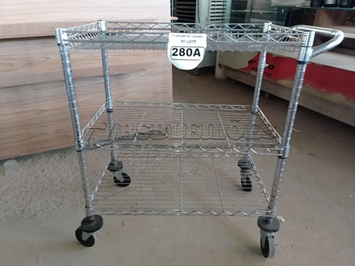 LOTE 280 - 01 CARRINHO PARA COPA COM 03 BANDEJAS E RODINHAS. (NO ESTADO) ATENÇÃO! FAZER A VISITAÇÃO ANTES DE ARREMATAR, NÃO SABEMOS SE FUNCIONA. LEILÃO NÃO TEM GARANTIA E NEM DEVOLUÇÃO, SUJEITO A POSSÍVEIS AVARIAS VISÍVEIS/OCULTAS E/OU AUSÊNCIA DE COMPONENTES.