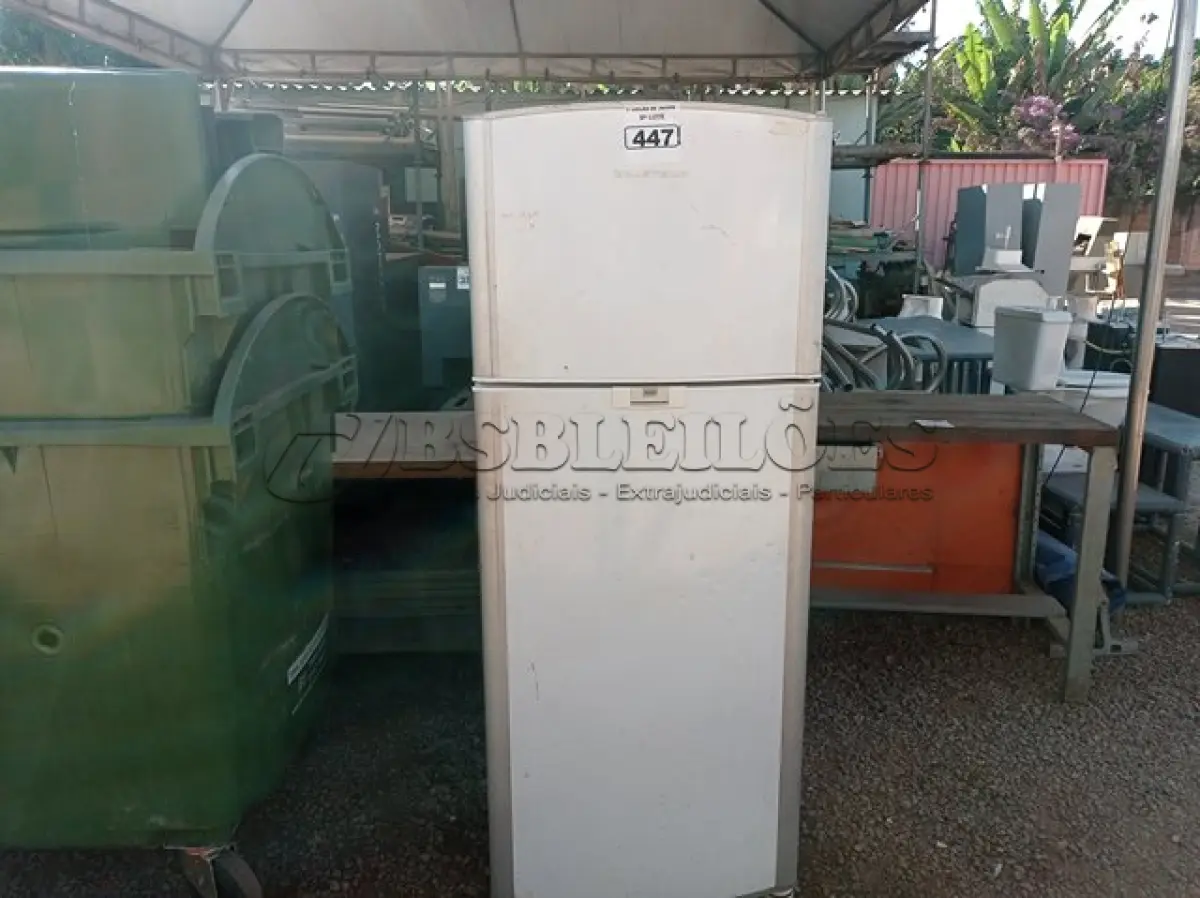 LOTE 447 - 01 GELADEIRA MARCA BRASTEMP PARA RETIRADA DE PEÇAS. (NO ESTADO) ATENÇÃO! FAZER A VISITAÇÃO ANTES DE ARREMATAR, NÃO SABEMOS SE FUNCIONA. LEILÃO NÃO TEM GARANTIA E NEM DEVOLUÇÃO, SUJEITO A POSSÍVEIS AVARIAS VISÍVEIS/OCULTAS E/OU AUSÊNCIA DE COMPONENTES.