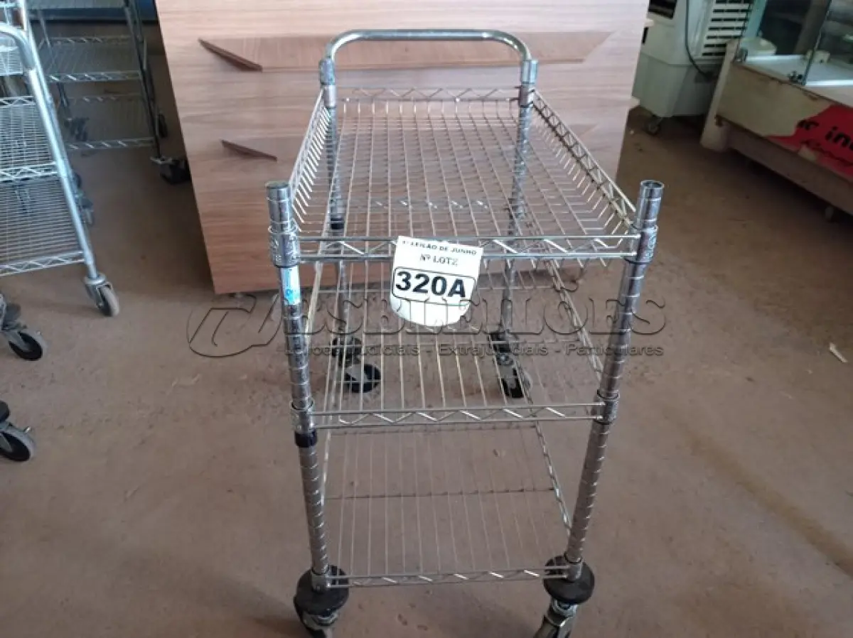 LOTE 320 - 01 CARRINHO PARA COPA COM 03 BANDEJAS E RODINHAS. (NO ESTADO) ATENÇÃO! FAZER A VISITAÇÃO ANTES DE ARREMATAR, NÃO SABEMOS SE FUNCIONA. LEILÃO NÃO TEM GARANTIA E NEM DEVOLUÇÃO, SUJEITO A POSSÍVEIS AVARIAS VISÍVEIS/OCULTAS E/OU AUSÊNCIA DE COMPONENTES.