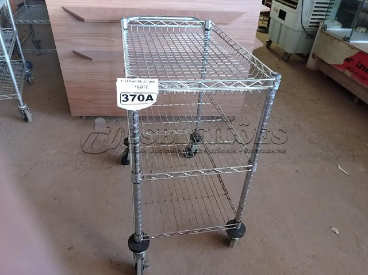 LOTE 370 - 01 CARRINHO PARA COPA COM 03 BANDEJAS E RODINHAS. (NO ESTADO) ATENÇÃO! FAZER A VISITAÇÃO ANTES DE ARREMATAR, NÃO SABEMOS SE FUNCIONA. LEILÃO NÃO TEM GARANTIA E NEM DEVOLUÇÃO, SUJEITO A POSSÍVEIS AVARIAS VISÍVEIS/OCULTAS E/OU AUSÊNCIA DE COMPONENTES.