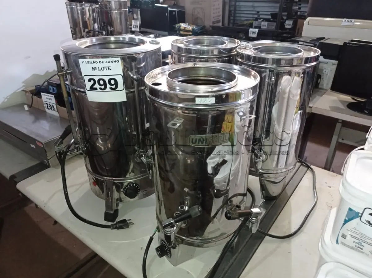 LOTE 299 - 04 CAFETEIRAS EM INOX. (NO ESTADO) ATENÇÃO! FAZER A VISITAÇÃO ANTES DE ARREMATAR, NÃO SABEMOS SE FUNCIONA. LEILÃO NÃO TEM GARANTIA E NEM DEVOLUÇÃO, SUJEITO A POSSÍVEIS AVARIAS VISÍVEIS/OCULTAS E/OU AUSÊNCIA DE COMPONENTES.
