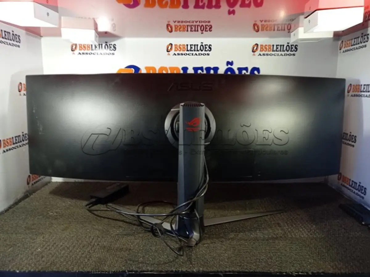 LOTE 330 - 01 MONITOR MARCA ASUS ULTRAWIDE 49’’ COM FONTE. LIGANDO, MAS COM AVARIAS NA TELA. (NO ESTADO) ATENÇÃO! FAZER A VISITAÇÃO ANTES DE ARREMATAR, NÃO SABEMOS SE FUNCIONA. LEILÃO NÃO TEM GARANTIA E NEM DEVOLUÇÃO, SUJEITO A POSSÍVEIS AVARIAS VISÍVEIS/OCULTAS E/OU AUSÊNCIA DE COMPONENTES.