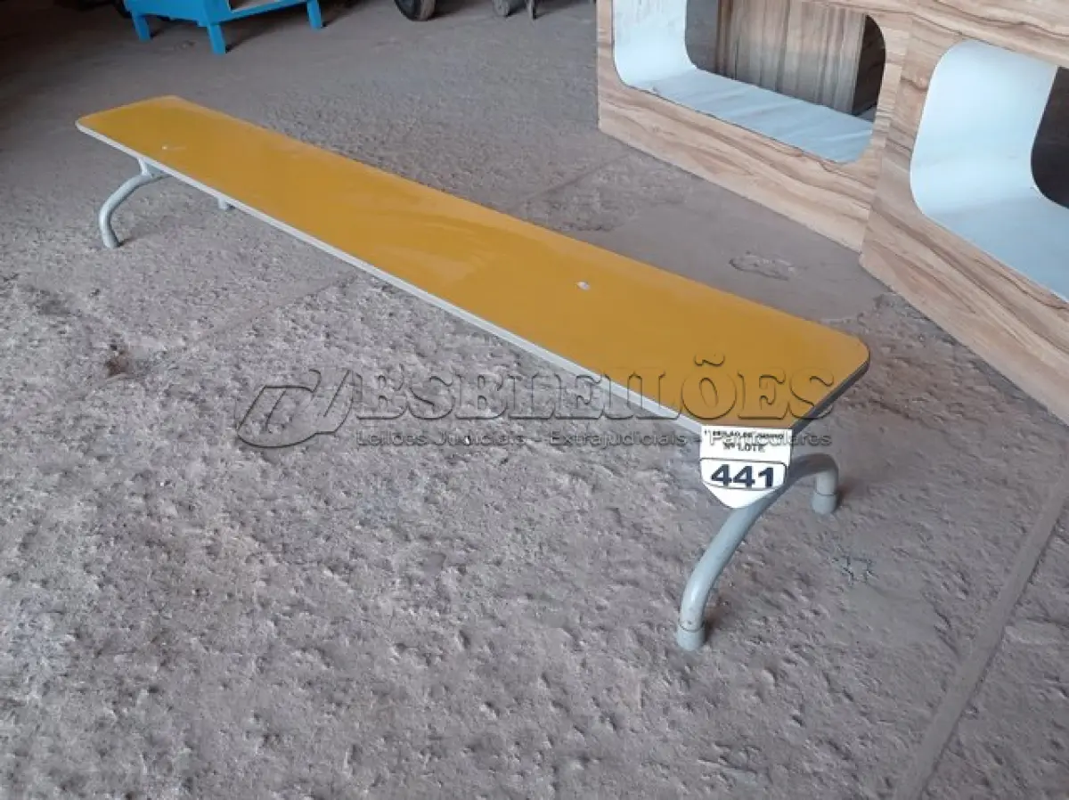 LOTE 441 - 01 BANCO NA COR AMARELA. (NO ESTADO) ATENÇÃO! FAZER A VISITAÇÃO ANTES DE ARREMATAR, NÃO SABEMOS SE FUNCIONA. LEILÃO NÃO TEM GARANTIA E NEM DEVOLUÇÃO, SUJEITO A POSSÍVEIS AVARIAS VISÍVEIS/OCULTAS E/OU AUSÊNCIA DE COMPONENTES.