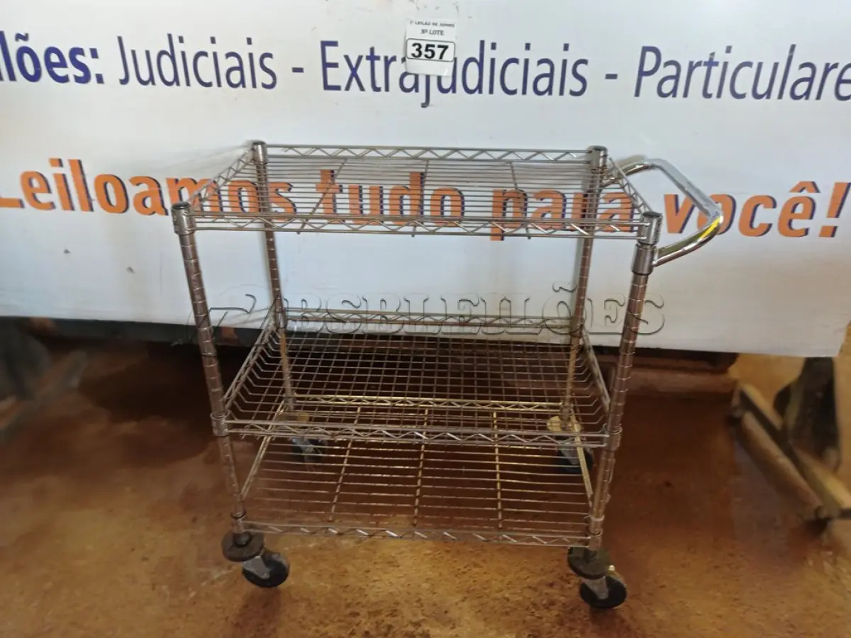 LOTE 357 - 01 CARRINHO PARA COPA COM 03 BANDEJAS E RODINHAS. (NO ESTADO) ATENÇÃO! FAZER A VISITAÇÃO ANTES DE ARREMATAR, NÃO SABEMOS SE FUNCIONA. LEILÃO NÃO TEM GARANTIA E NEM DEVOLUÇÃO, SUJEITO A POSSÍVEIS AVARIAS VISÍVEIS/OCULTAS E/OU AUSÊNCIA DE COMPONENTES.