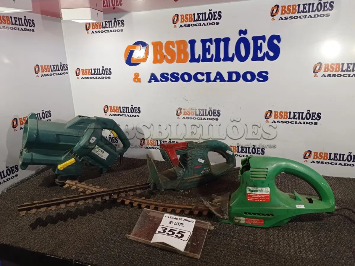 LOTE 355 - 02 APARADORES DE CERCA ELÉTRICA COM AVARIAS E 01 SUCATA DE SOPRADOR. (NO ESTADO) ATENÇÃO! FAZER A VISITAÇÃO ANTES DE ARREMATAR, NÃO SABEMOS SE FUNCIONA. LEILÃO NÃO TEM GARANTIA E NEM DEVOLUÇÃO, SUJEITO A POSSÍVEIS AVARIAS VISÍVEIS/OCULTAS E/OU AUSÊNCIA DE COMPONENTES.
