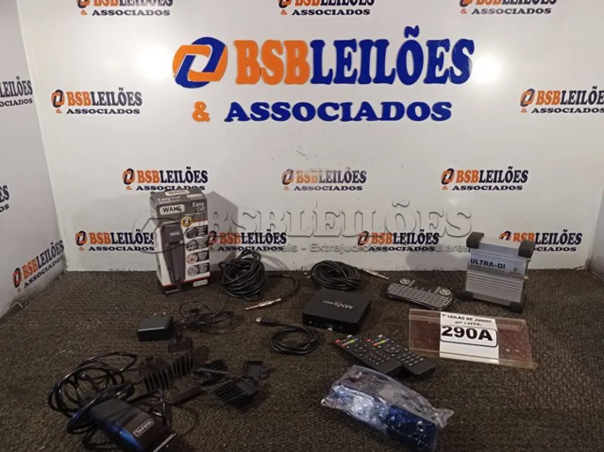 LOTE 290 - 01 TV BOX MXQ, 01 MINI TECLADO, 01 MÁQUINA DE CORTAR CABELO WAHL, 01 CAPTADOR DE VIOLÃO, 01 DIRECTBOX  BERINGER E 02 CABOS. (NO ESTADO) ATENÇÃO! FAZER A VISITAÇÃO ANTES DE ARREMATAR, NÃO SABEMOS SE FUNCIONA. LEILÃO NÃO TEM GARANTIA E NEM DEVOLUÇÃO, SUJEITO A POSSÍVEIS AVARIAS VISÍVEIS/OCULTAS E/OU AUSÊNCIA DE COMPONENTES.