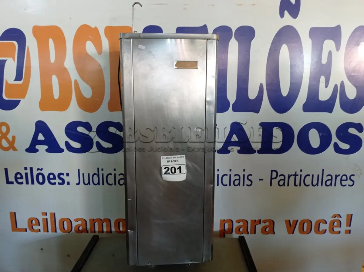 LOTE 201 - 01 BEBEDOURO REFRIGERADO EM INOX. (NO ESTADO) ATENÇÃO! FAZER A VISITAÇÃO ANTES DE ARREMATAR, NÃO SABEMOS SE FUNCIONA. LEILÃO NÃO TEM GARANTIA E NEM DEVOLUÇÃO, SUJEITO A POSSÍVEIS AVARIAS VISÍVEIS/OCULTAS E/OU AUSÊNCIA DE COMPONENTES.