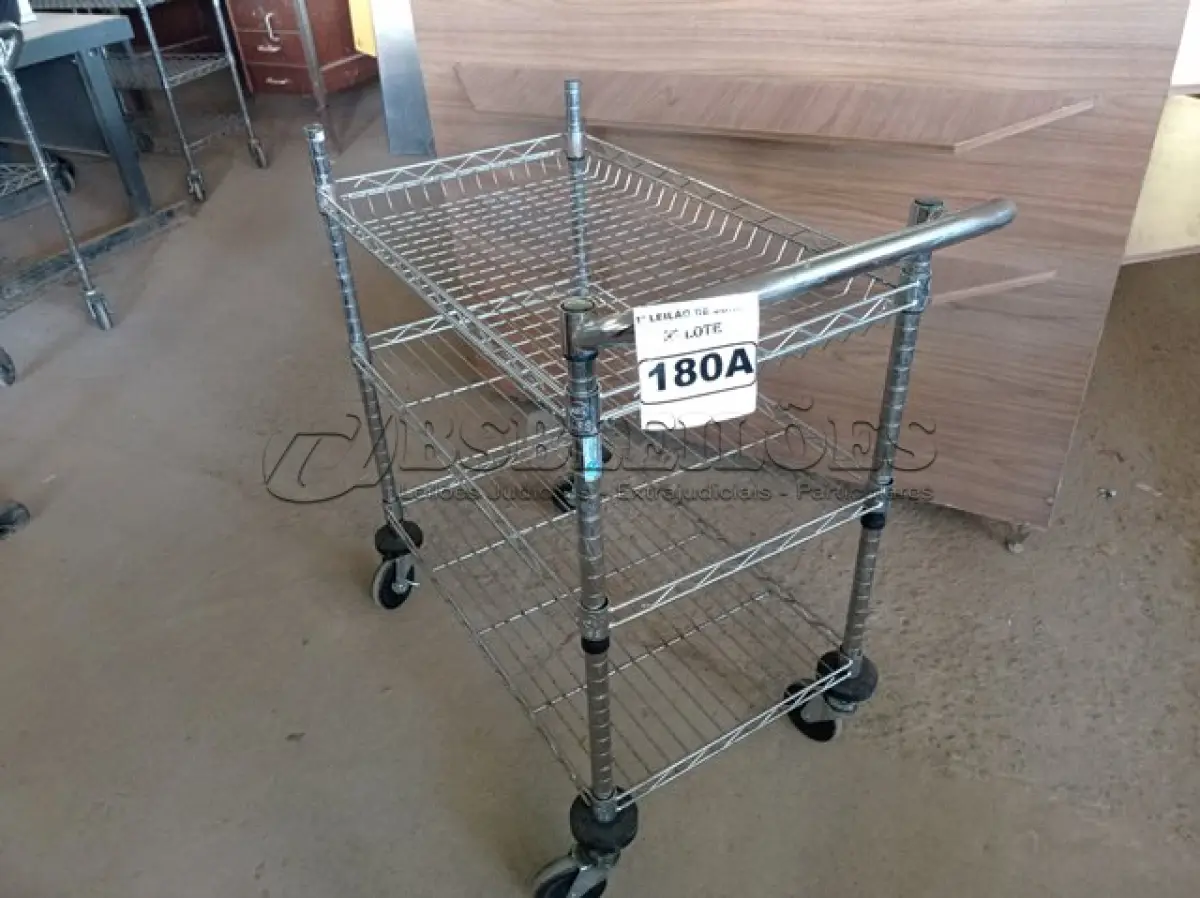 LOTE 180 - 01 CARRINHO PARA COPA COM 03 BANDEJAS E RODINHAS. (NO ESTADO) ATENÇÃO! FAZER A VISITAÇÃO ANTES DE ARREMATAR, NÃO SABEMOS SE FUNCIONA. LEILÃO NÃO TEM GARANTIA E NEM DEVOLUÇÃO, SUJEITO A POSSÍVEIS AVARIAS VISÍVEIS/OCULTAS E/OU AUSÊNCIA DE COMPONENTES.