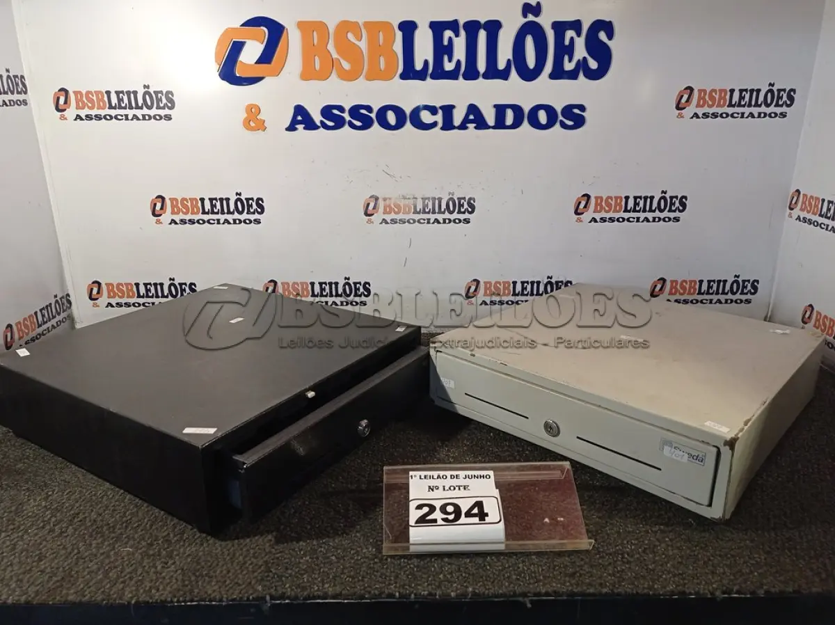 LOTE 294 - 02 CAIXAS REGISTRADORAS PARA DINHEIRO MANUAL. (NO ESTADO) ATENÇÃO! FAZER A VISITAÇÃO ANTES DE ARREMATAR, NÃO SABEMOS SE FUNCIONA. LEILÃO NÃO TEM GARANTIA E NEM DEVOLUÇÃO, SUJEITO A POSSÍVEIS AVARIAS VISÍVEIS/OCULTAS E/OU AUSÊNCIA DE COMPONENTES.