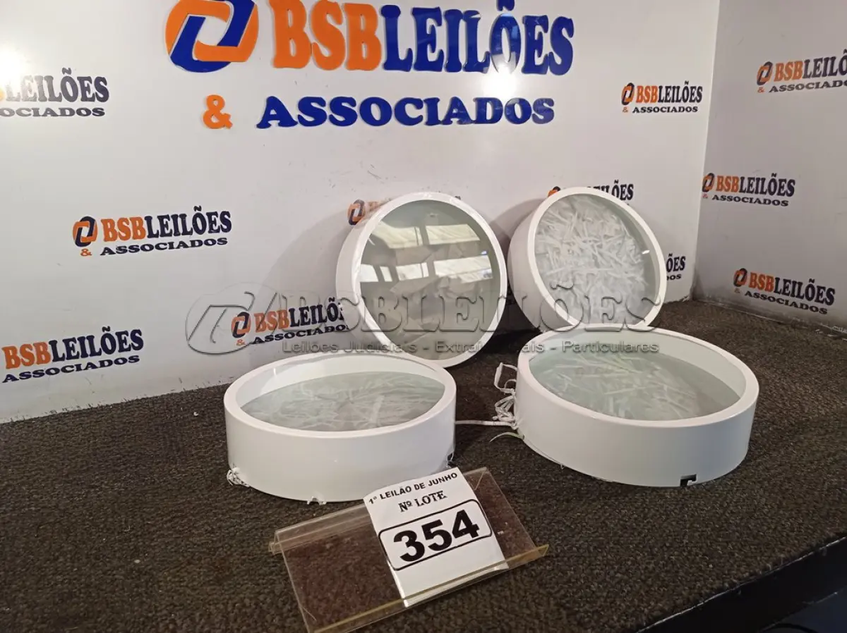 LOTE 354 - 04 LUMINÁRIAS. (NO ESTADO) ATENÇÃO! FAZER A VISITAÇÃO ANTES DE ARREMATAR, NÃO SABEMOS SE FUNCIONA. LEILÃO NÃO TEM GARANTIA E NEM DEVOLUÇÃO, SUJEITO A POSSÍVEIS AVARIAS VISÍVEIS/OCULTAS E/OU AUSÊNCIA DE COMPONENTES.