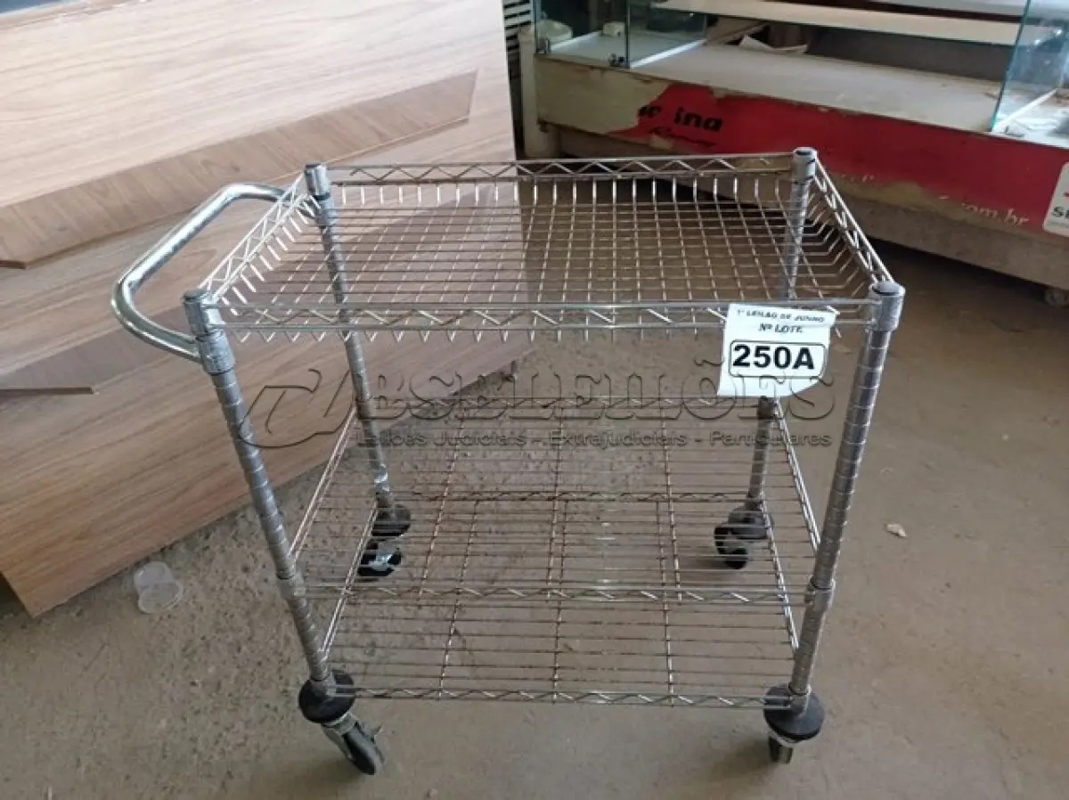 LOTE 250 - 01 CARRINHO PARA COPA COM 03 BANDEJAS E RODINHAS. (NO ESTADO) ATENÇÃO! FAZER A VISITAÇÃO ANTES DE ARREMATAR, NÃO SABEMOS SE FUNCIONA. LEILÃO NÃO TEM GARANTIA E NEM DEVOLUÇÃO, SUJEITO A POSSÍVEIS AVARIAS VISÍVEIS/OCULTAS E/OU AUSÊNCIA DE COMPONENTES.