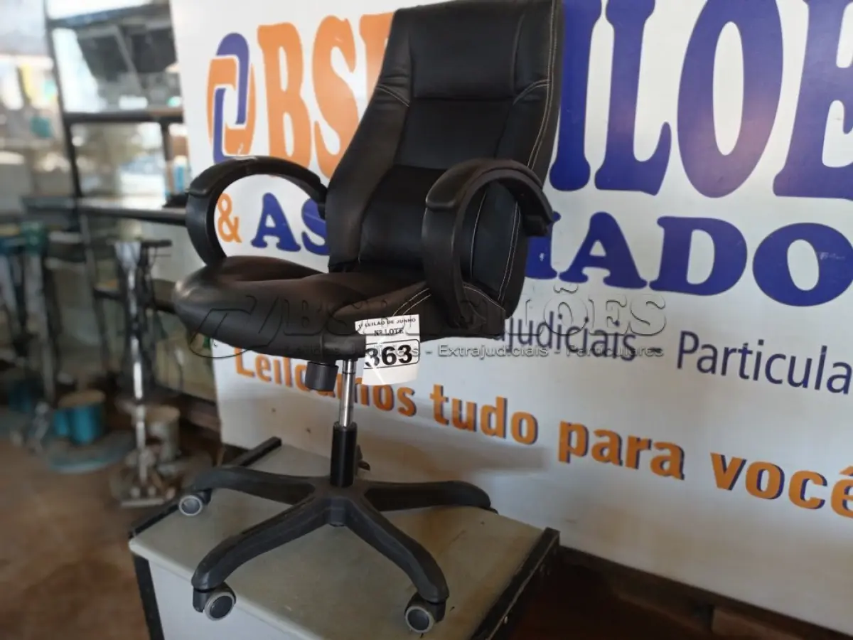 LOTE 363 - 01 CADEIRA PRESIDENTE COM RODINHAS NA COR PRETA. (NO ESTADO) ATENÇÃO! FAZER A VISITAÇÃO ANTES DE ARREMATAR, NÃO SABEMOS SE FUNCIONA. LEILÃO NÃO TEM GARANTIA E NEM DEVOLUÇÃO, SUJEITO A POSSÍVEIS AVARIAS VISÍVEIS/OCULTAS E/OU AUSÊNCIA DE COMPONENTES.