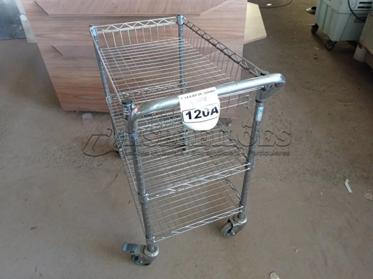 LOTE 120 - 01 CARRINHO PARA COPA COM 03 BANDEJAS E RODINHAS. (NO ESTADO) ATENÇÃO! FAZER A VISITAÇÃO ANTES DE ARREMATAR, NÃO SABEMOS SE FUNCIONA. LEILÃO NÃO TEM GARANTIA E NEM DEVOLUÇÃO, SUJEITO A POSSÍVEIS AVARIAS VISÍVEIS/OCULTAS E/OU AUSÊNCIA DE COMPONENTES.