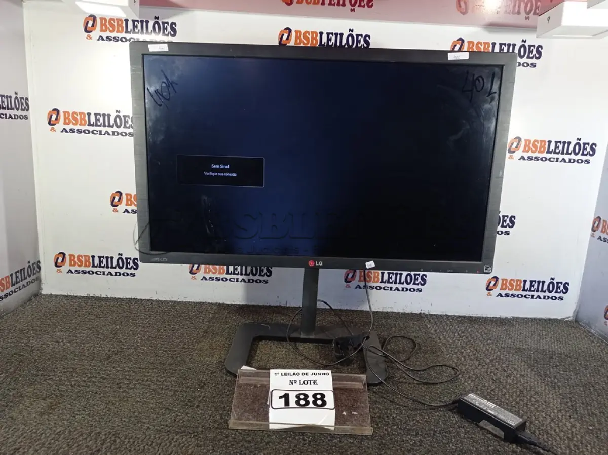 LOTE 188 - 01 MONITOR 27’’ COM FONTE MARCA LG. (NO ESTADO) ATENÇÃO! FAZER A VISITAÇÃO ANTES DE ARREMATAR, NÃO SABEMOS SE FUNCIONA. LEILÃO NÃO TEM GARANTIA E NEM DEVOLUÇÃO, SUJEITO A POSSÍVEIS AVARIAS VISÍVEIS/OCULTAS E/OU AUSÊNCIA DE COMPONENTES.