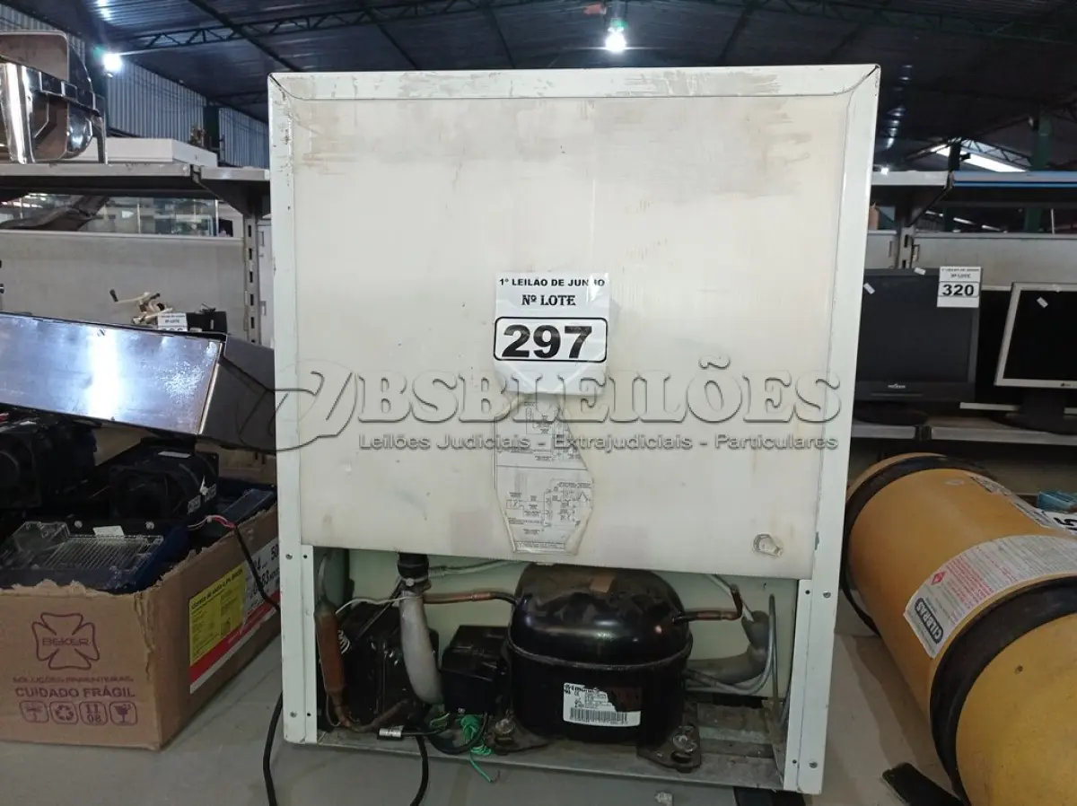 LOTE 297 - 01 FRIGOBAR 177WATTS MARCA ELETROLUX. (NO ESTADO) ATENÇÃO! FAZER A VISITAÇÃO ANTES DE ARREMATAR, NÃO SABEMOS SE FUNCIONA. LEILÃO NÃO TEM GARANTIA E NEM DEVOLUÇÃO, SUJEITO A POSSÍVEIS AVARIAS VISÍVEIS/OCULTAS E/OU AUSÊNCIA DE COMPONENTES.