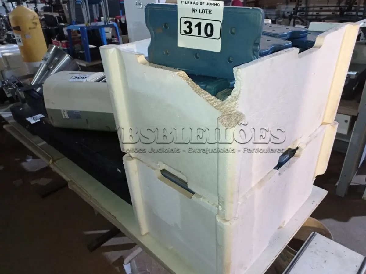 LOTE 310 - 01 LOTE COM GRANDE QUANTIDADE DE PLACAS PARA FAZER GELO RÍGIDO REUTILIZÁVEL. (NO ESTADO) ATENÇÃO! FAZER A VISITAÇÃO ANTES DE ARREMATAR, NÃO SABEMOS SE FUNCIONA. LEILÃO NÃO TEM GARANTIA E NEM DEVOLUÇÃO, SUJEITO A POSSÍVEIS AVARIAS VISÍVEIS/OCULTAS E/OU AUSÊNCIA DE COMPONENTES.