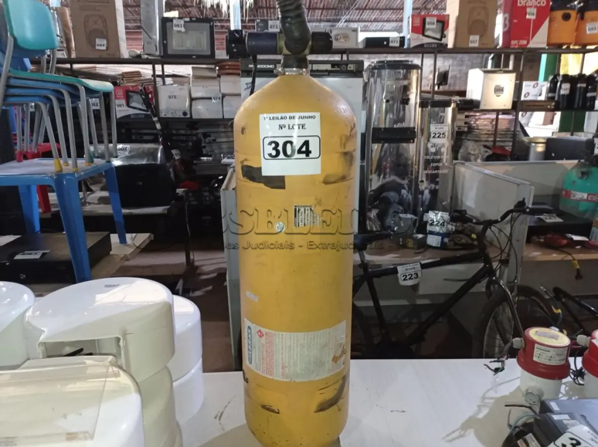 LOTE 304 - 01 CILINDRO PARA GÁS NATURAL VEICULAR. (NO ESTADO) ATENÇÃO! FAZER A VISITAÇÃO ANTES DE ARREMATAR, NÃO SABEMOS SE FUNCIONA. LEILÃO NÃO TEM GARANTIA E NEM DEVOLUÇÃO, SUJEITO A POSSÍVEIS AVARIAS VISÍVEIS/OCULTAS E/OU AUSÊNCIA DE COMPONENTES.