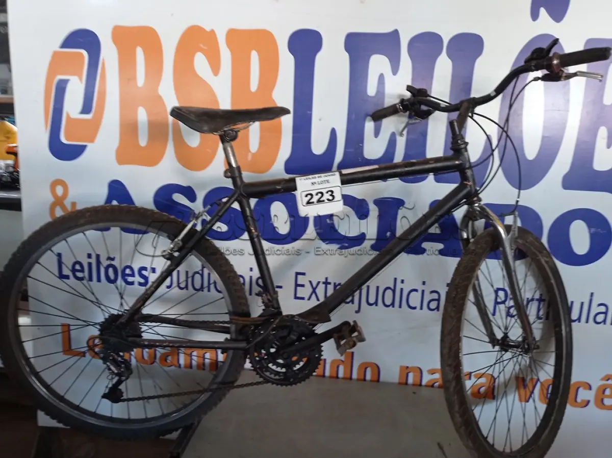 LOTE 223 - 01 BICICLETA ARO 26. (NO ESTADO) ATENÇÃO! FAZER A VISITAÇÃO ANTES DE ARREMATAR, NÃO SABEMOS SE FUNCIONA. LEILÃO NÃO TEM GARANTIA E NEM DEVOLUÇÃO, SUJEITO A POSSÍVEIS AVARIAS VISÍVEIS/OCULTAS E/OU AUSÊNCIA DE COMPONENTES.