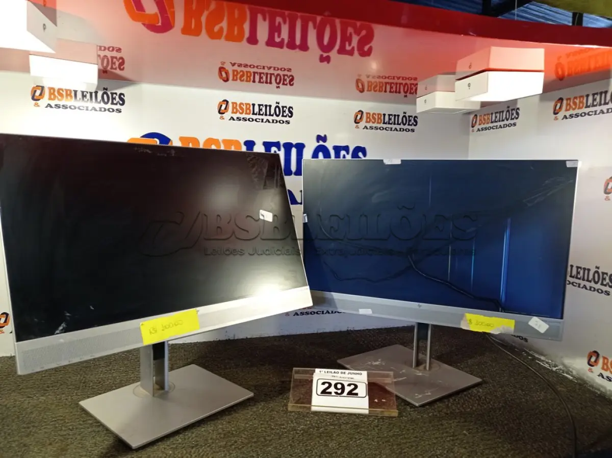 LOTE 292 - 02 MONITORES MARCA HP COM AVARIAS. (LIGANDO MAS COM A TELA QUEBRADA)(NO ESTADO) ATENÇÃO! FAZER A VISITAÇÃO ANTES DE ARREMATAR, NÃO SABEMOS SE FUNCIONA. LEILÃO NÃO TEM GARANTIA E NEM DEVOLUÇÃO, SUJEITO A POSSÍVEIS AVARIAS VISÍVEIS/OCULTAS E/OU AUSÊNCIA DE COMPONENTES.