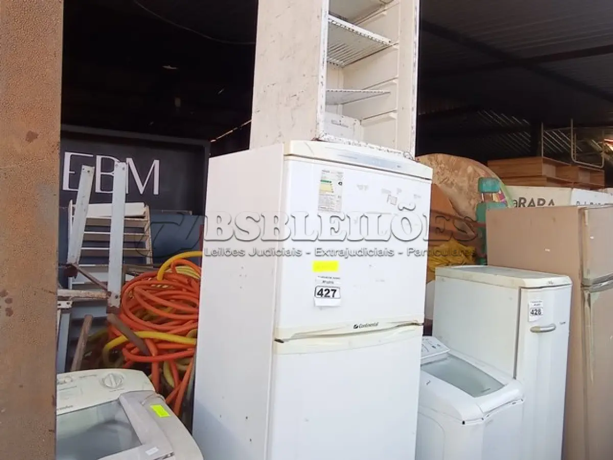 LOTE 427 - 01 GELADEIRA MARCA CONTINENTAL E 01 SUCATA DE FRIGOBAR. (NO ESTADO) ATENÇÃO! FAZER A VISITAÇÃO ANTES DE ARREMATAR, NÃO SABEMOS SE FUNCIONA. LEILÃO NÃO TEM GARANTIA E NEM DEVOLUÇÃO, SUJEITO A POSSÍVEIS AVARIAS VISÍVEIS/OCULTAS E/OU AUSÊNCIA DE COMPONENTES.