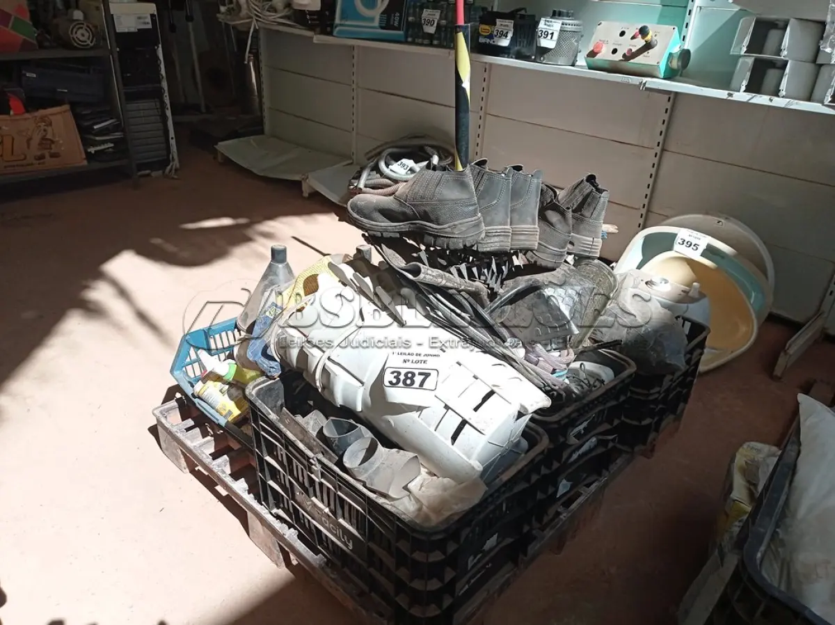 LOTE 387 - 01 LOTE COM MATERIAIS DIVERSOS. (NO ESTADO) ATENÇÃO! FAZER A VISITAÇÃO ANTES DE ARREMATAR, NÃO SABEMOS SE FUNCIONA. LEILÃO NÃO TEM GARANTIA E NEM DEVOLUÇÃO, SUJEITO A POSSÍVEIS AVARIAS VISÍVEIS/OCULTAS E/OU AUSÊNCIA DE COMPONENTES.