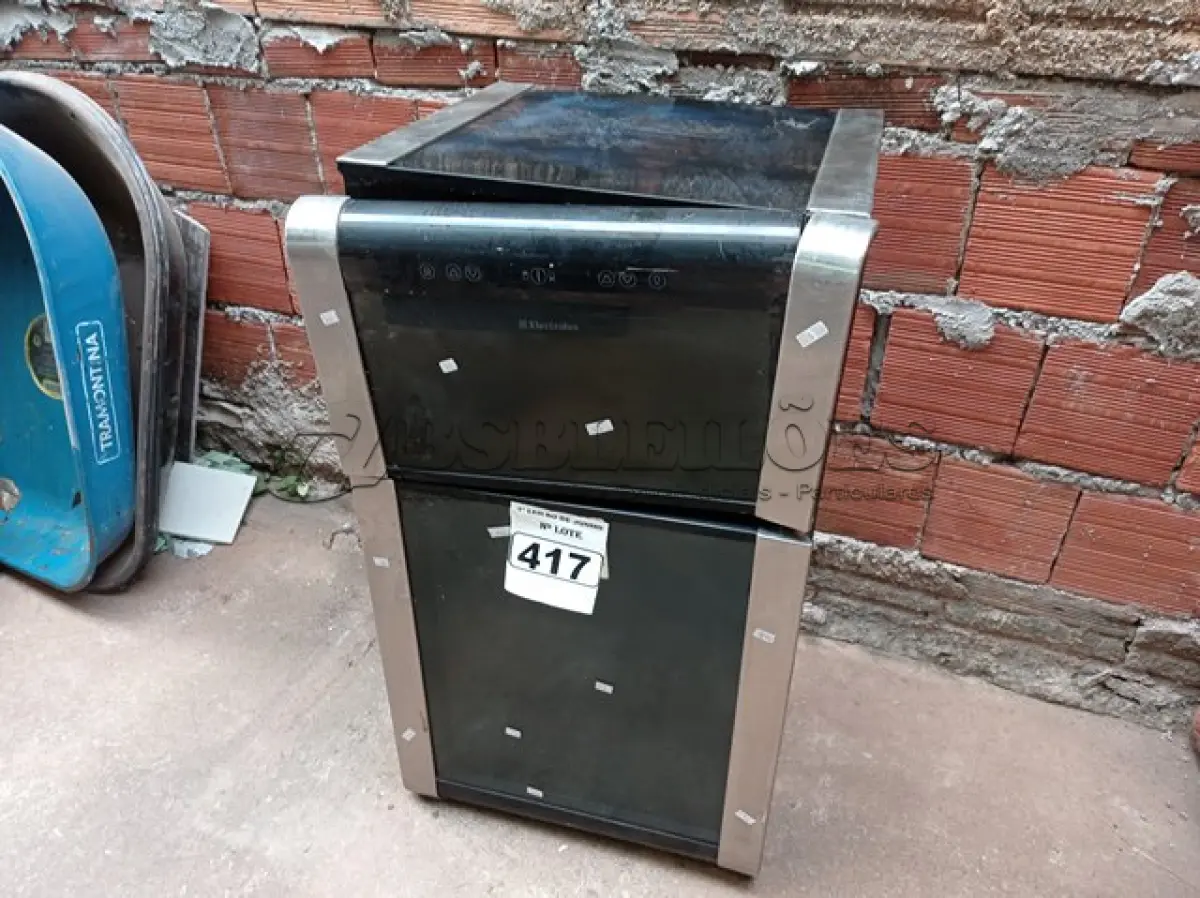 LOTE 417 - 01 ADEGA COM AVARIAS. (NO ESTADO) ATENÇÃO! FAZER A VISITAÇÃO ANTES DE ARREMATAR, NÃO SABEMOS SE FUNCIONA. LEILÃO NÃO TEM GARANTIA E NEM DEVOLUÇÃO, SUJEITO A POSSÍVEIS AVARIAS VISÍVEIS/OCULTAS E/OU AUSÊNCIA DE COMPONENTES.