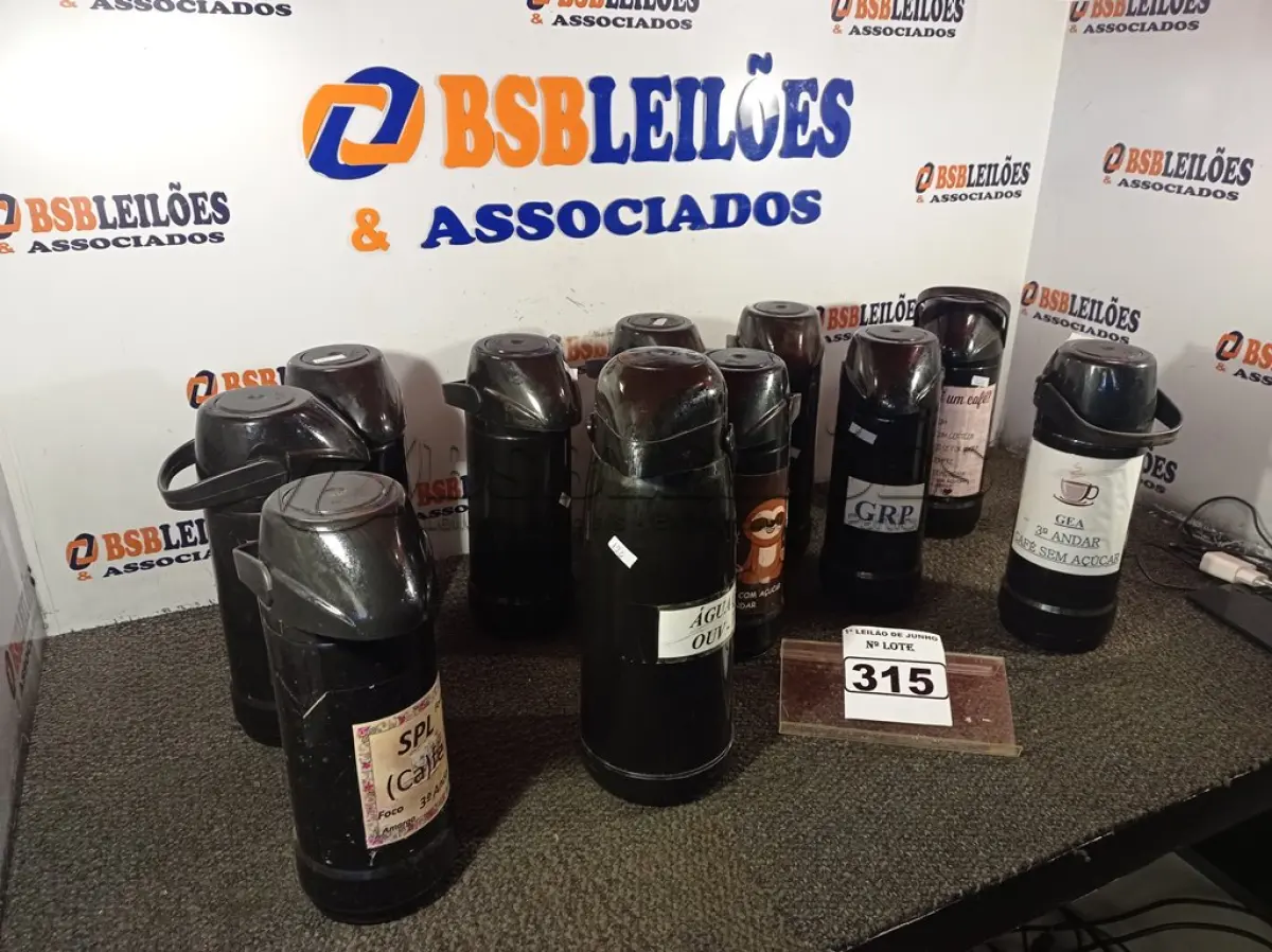 LOTE 315 - 10 GARRAFAS DE CAFÉ. (NO ESTADO) ATENÇÃO! FAZER A VISITAÇÃO ANTES DE ARREMATAR, NÃO SABEMOS SE FUNCIONA. LEILÃO NÃO TEM GARANTIA E NEM DEVOLUÇÃO, SUJEITO A POSSÍVEIS AVARIAS VISÍVEIS/OCULTAS E/OU AUSÊNCIA DE COMPONENTES.