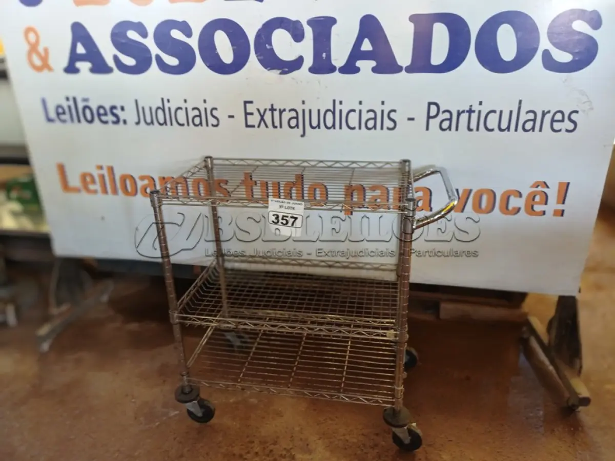LOTE 357 - 01 CARRINHO PARA COPA COM 03 BANDEJAS E RODINHAS. (NO ESTADO) ATENÇÃO! FAZER A VISITAÇÃO ANTES DE ARREMATAR, NÃO SABEMOS SE FUNCIONA. LEILÃO NÃO TEM GARANTIA E NEM DEVOLUÇÃO, SUJEITO A POSSÍVEIS AVARIAS VISÍVEIS/OCULTAS E/OU AUSÊNCIA DE COMPONENTES.
