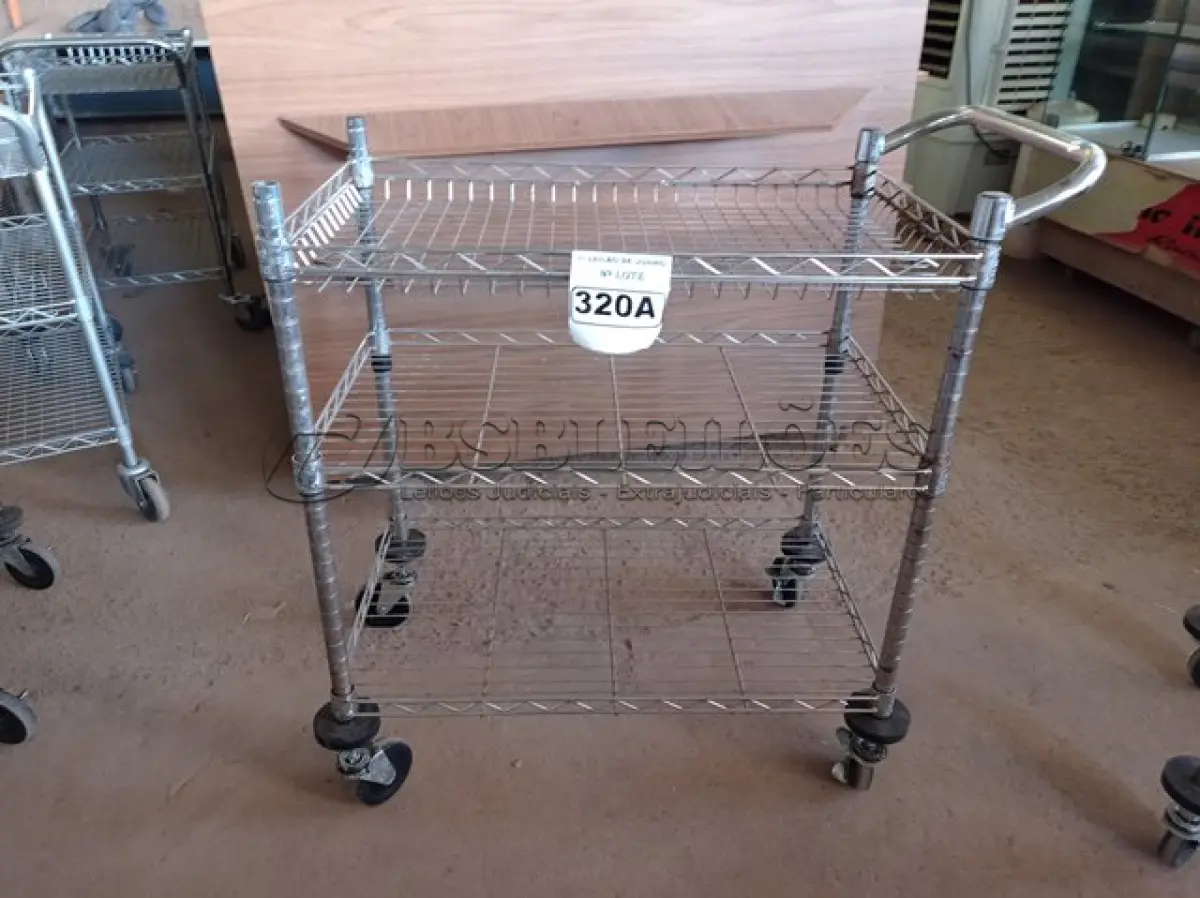LOTE 320 - 01 CARRINHO PARA COPA COM 03 BANDEJAS E RODINHAS. (NO ESTADO) ATENÇÃO! FAZER A VISITAÇÃO ANTES DE ARREMATAR, NÃO SABEMOS SE FUNCIONA. LEILÃO NÃO TEM GARANTIA E NEM DEVOLUÇÃO, SUJEITO A POSSÍVEIS AVARIAS VISÍVEIS/OCULTAS E/OU AUSÊNCIA DE COMPONENTES.