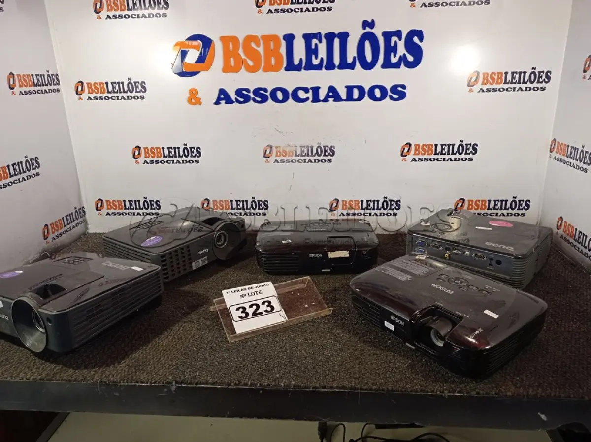 LOTE 323 - 05 PROJETORES MULTIMIDIA MARCAS E MODELOS DIVERSOS. (NO ESTADO) ATENÇÃO! FAZER A VISITAÇÃO ANTES DE ARREMATAR, NÃO SABEMOS SE FUNCIONA. LEILÃO NÃO TEM GARANTIA E NEM DEVOLUÇÃO, SUJEITO A POSSÍVEIS AVARIAS VISÍVEIS/OCULTAS E/OU AUSÊNCIA DE COMPONENTES.
