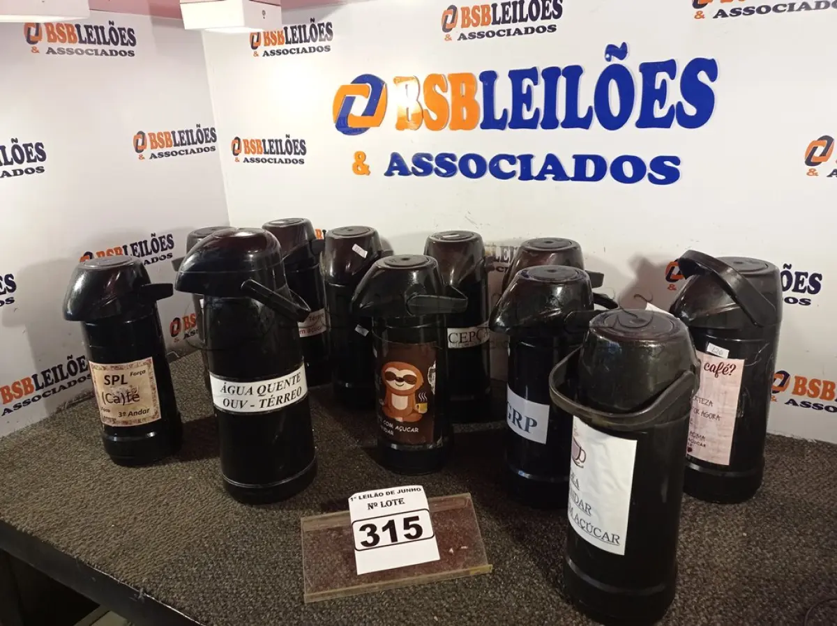 LOTE 315 - 10 GARRAFAS DE CAFÉ. (NO ESTADO) ATENÇÃO! FAZER A VISITAÇÃO ANTES DE ARREMATAR, NÃO SABEMOS SE FUNCIONA. LEILÃO NÃO TEM GARANTIA E NEM DEVOLUÇÃO, SUJEITO A POSSÍVEIS AVARIAS VISÍVEIS/OCULTAS E/OU AUSÊNCIA DE COMPONENTES.