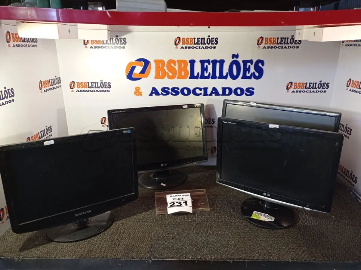 LOTE 231 - 04 MONITORES LCD MARCAS E MODELOS DIVERSOS. (NO ESTADO) ATENÇÃO! FAZER A VISITAÇÃO ANTES DE ARREMATAR, NÃO SABEMOS SE FUNCIONA. LEILÃO NÃO TEM GARANTIA E NEM DEVOLUÇÃO, SUJEITO A POSSÍVEIS AVARIAS VISÍVEIS/OCULTAS E/OU AUSÊNCIA DE COMPONENTES.