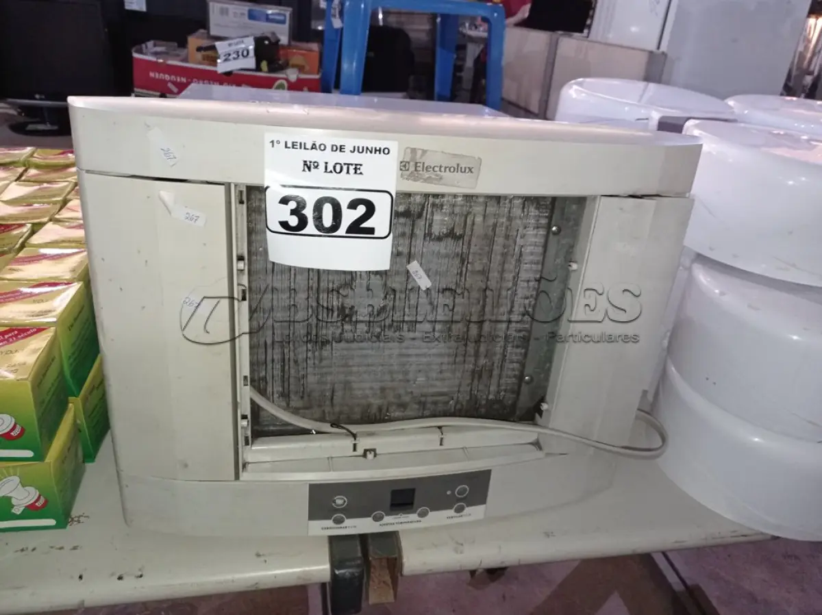 LOTE 302 - 01 APARELHO DE AR CONDICIONADO DE EMBUTIR MARCA ELECTROLUX. (NO ESTADO) ATENÇÃO! FAZER A VISITAÇÃO ANTES DE ARREMATAR, NÃO SABEMOS SE FUNCIONA. LEILÃO NÃO TEM GARANTIA E NEM DEVOLUÇÃO, SUJEITO A POSSÍVEIS AVARIAS VISÍVEIS/OCULTAS E/OU AUSÊNCIA DE COMPONENTES.