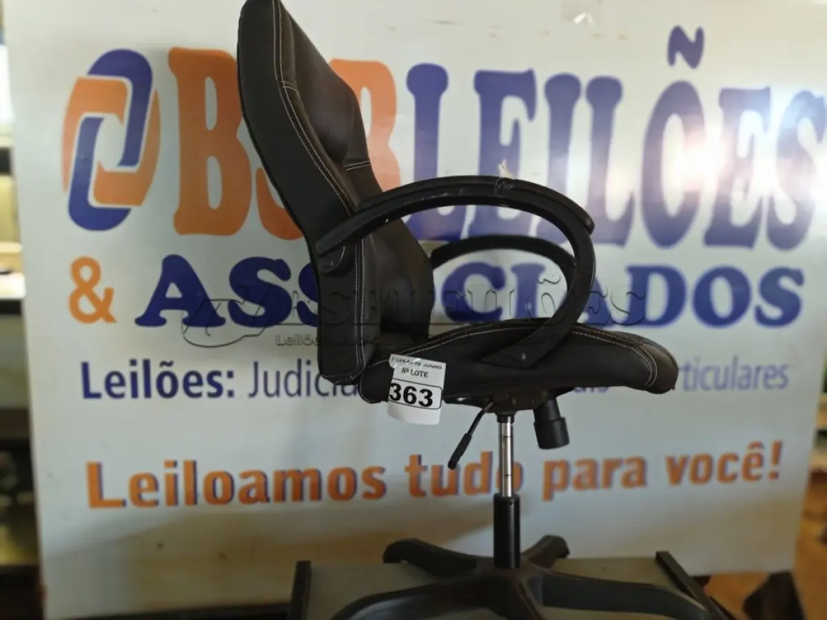 LOTE 363 - 01 CADEIRA PRESIDENTE COM RODINHAS NA COR PRETA. (NO ESTADO) ATENÇÃO! FAZER A VISITAÇÃO ANTES DE ARREMATAR, NÃO SABEMOS SE FUNCIONA. LEILÃO NÃO TEM GARANTIA E NEM DEVOLUÇÃO, SUJEITO A POSSÍVEIS AVARIAS VISÍVEIS/OCULTAS E/OU AUSÊNCIA DE COMPONENTES.