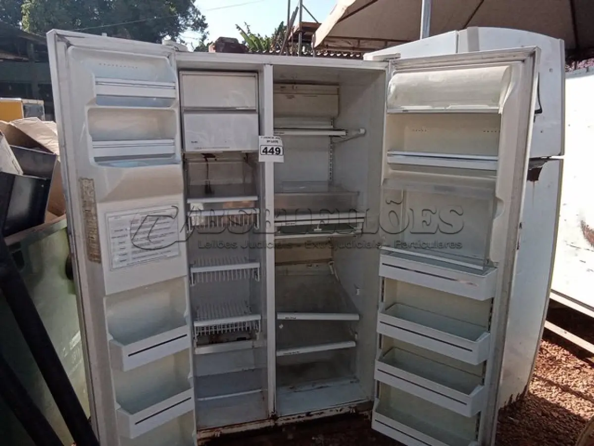 LOTE 449 - 02 GELADEIRAS PARA RETIRADA DE PEÇAS. (NO ESTADO) ATENÇÃO! FAZER A VISITAÇÃO ANTES DE ARREMATAR, NÃO SABEMOS SE FUNCIONA. LEILÃO NÃO TEM GARANTIA E NEM DEVOLUÇÃO, SUJEITO A POSSÍVEIS AVARIAS VISÍVEIS/OCULTAS E/OU AUSÊNCIA DE COMPONENTES.