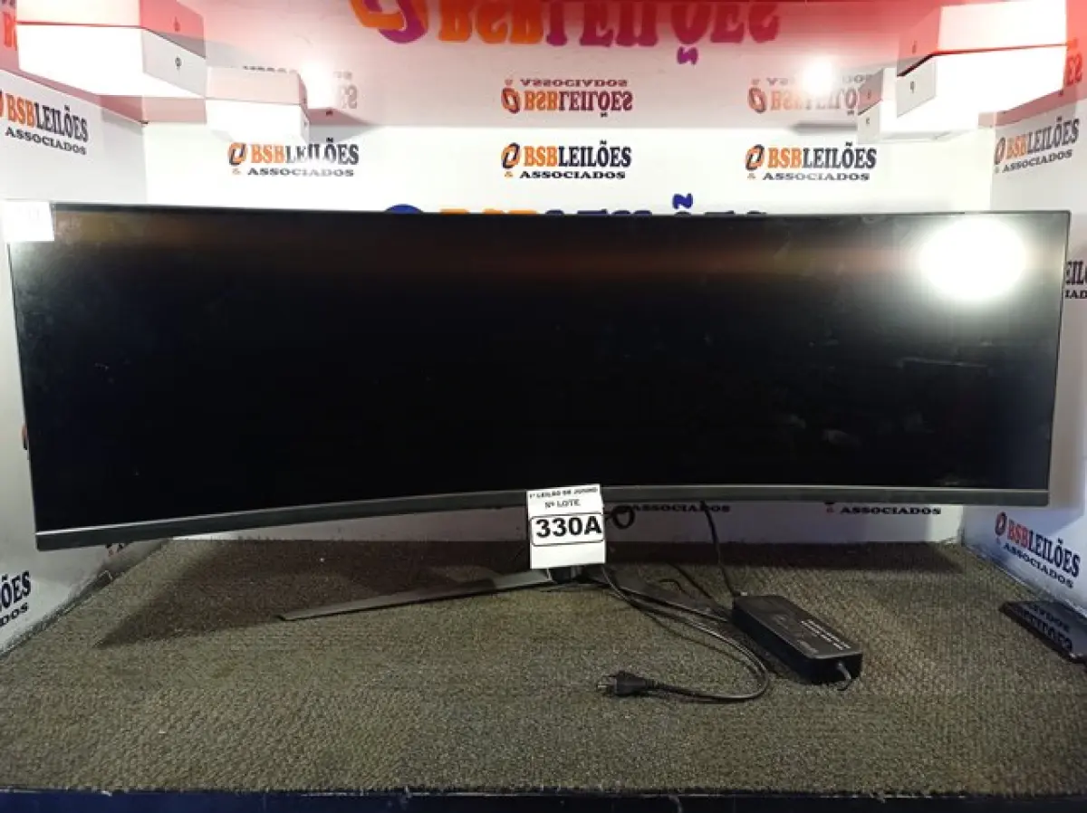 LOTE 330 - 01 MONITOR MARCA ASUS ULTRAWIDE 49’’ COM FONTE. LIGANDO, MAS COM AVARIAS NA TELA. (NO ESTADO) ATENÇÃO! FAZER A VISITAÇÃO ANTES DE ARREMATAR, NÃO SABEMOS SE FUNCIONA. LEILÃO NÃO TEM GARANTIA E NEM DEVOLUÇÃO, SUJEITO A POSSÍVEIS AVARIAS VISÍVEIS/OCULTAS E/OU AUSÊNCIA DE COMPONENTES.
